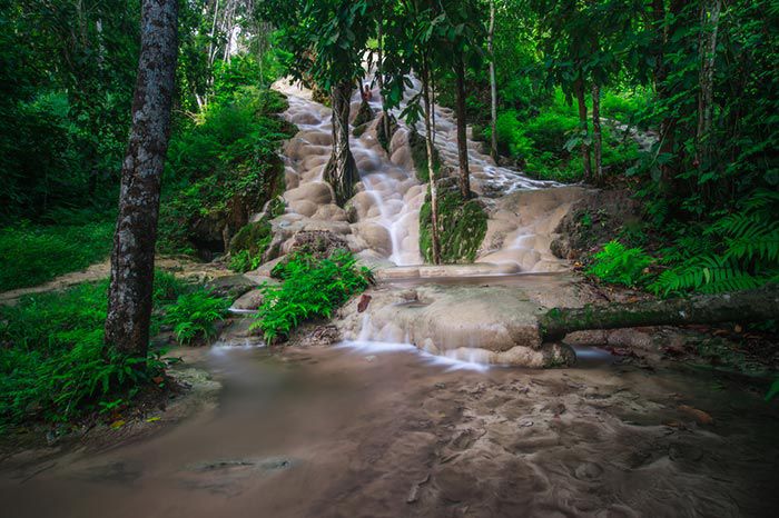 Sticky Waterfalls Chiang Mai — How to Actually Climb Them